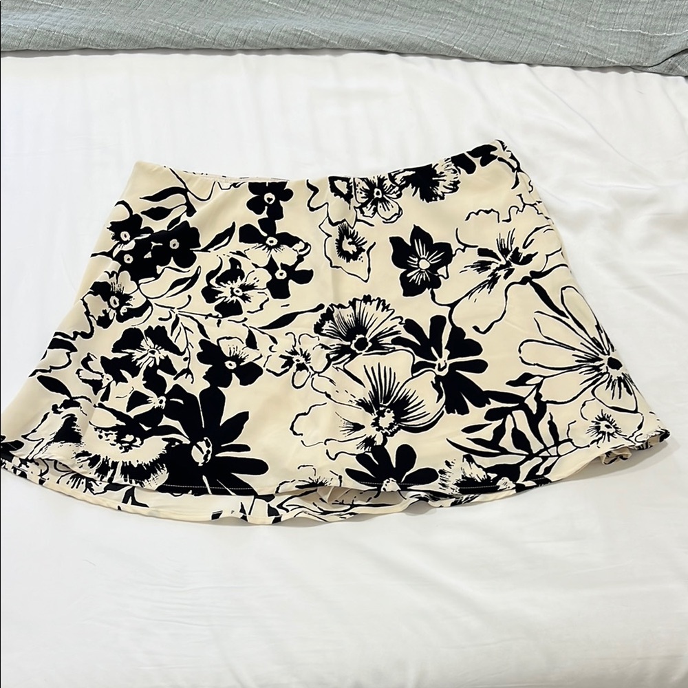 Abercrombie & Fitch Black and Cream Floral Skirt